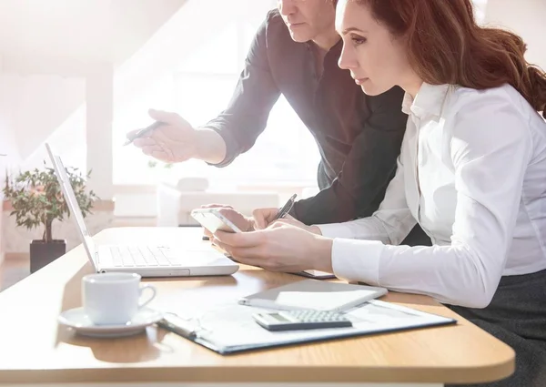 Geschäftsleute, die im Büro arbeiten — Stockfoto