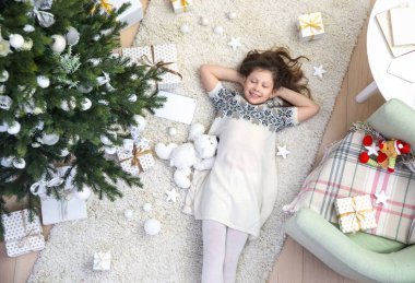 Noel ağacının altında küçük kız