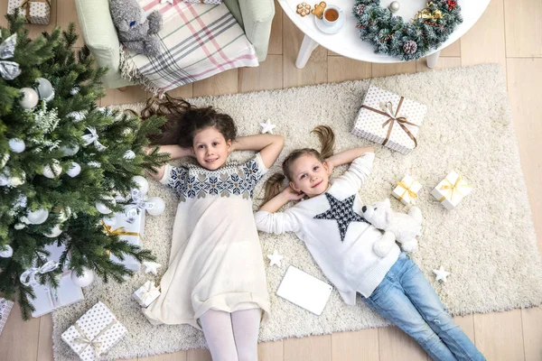Malé holčičky pod vánoční stromeček — Stock fotografie