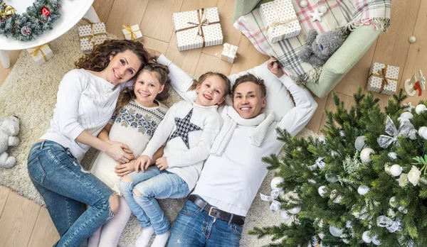 家庭在圣诞树下 — 图库照片