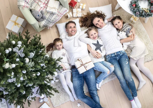 クリスマス ツリーの下に家族 — ストック写真