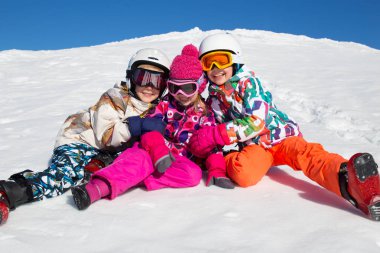 çocuklar üzerinde alpin kayak merkezi