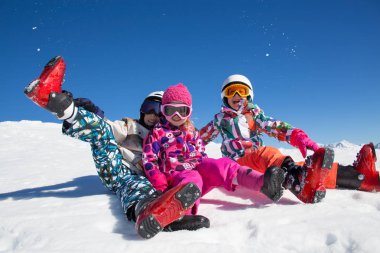 çocuklar üzerinde alpin kayak merkezi