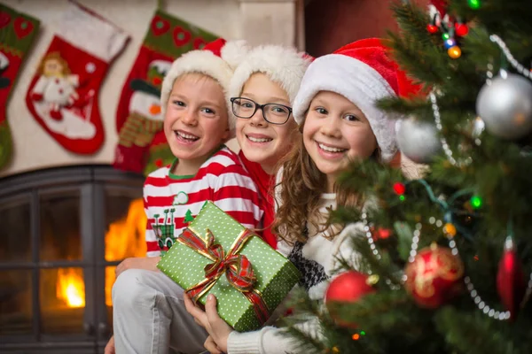 Crianças no Natal — Fotografia de Stock