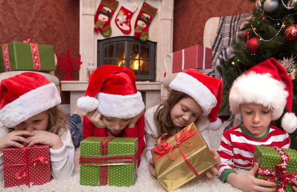 Barnen i jul — Stockfoto