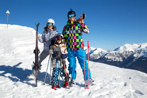 Familie in het skigebied — Stockfoto