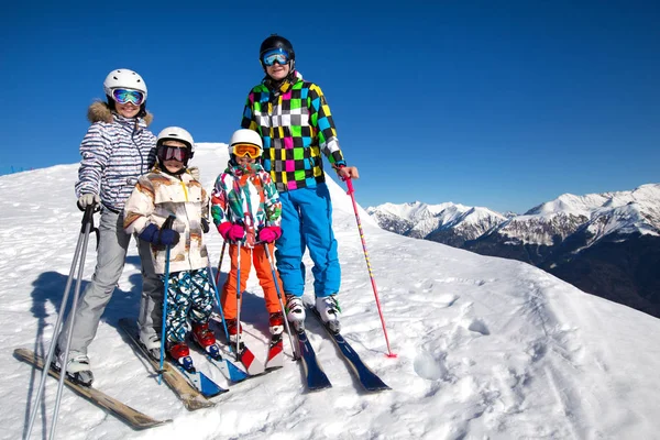 Familie in het skigebied — Stockfoto