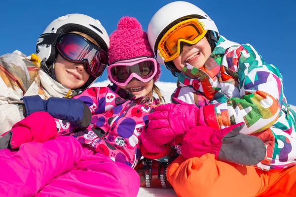 Barnen på alpin skidanläggning — Stockfoto