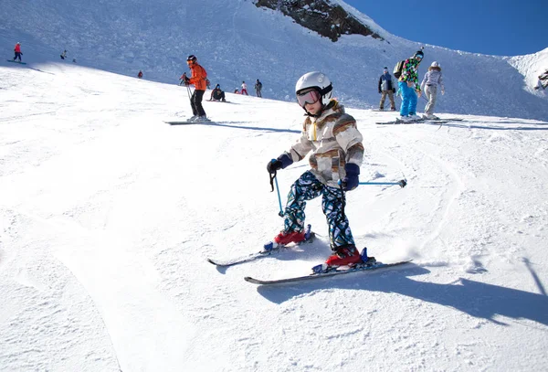 Dzieci na alpin ski resort — Zdjęcie stockowe