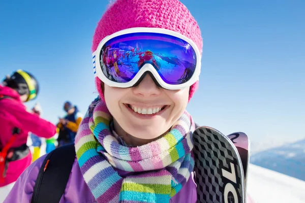 Женщина на горных лыжах — стоковое фото