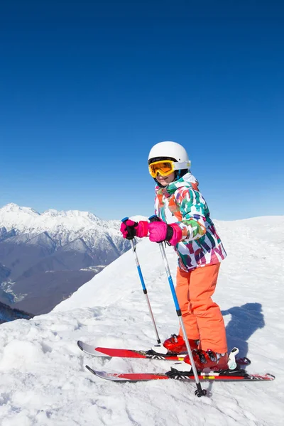 Menina no esqui alpino — Fotografia de Stock