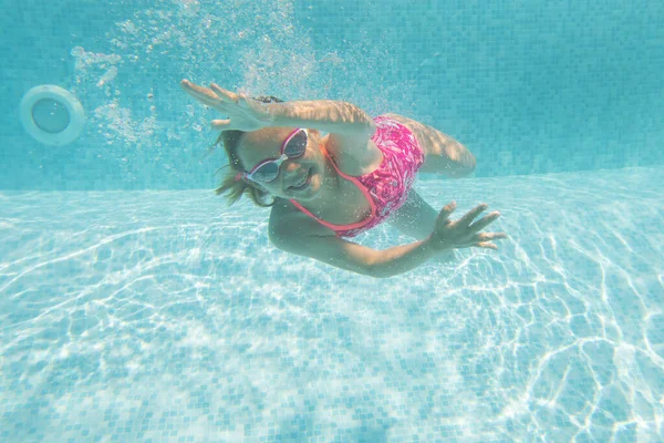 Fröhliches Kleines Mädchen Schwimmt Unter Wasser Pool — Stockfoto