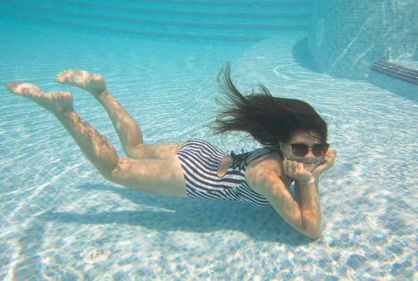 Vrolijk Klein Meisje Zwemmen Onder Water Het Zwembad — Stockfoto