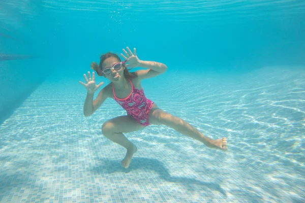 Cheerful Little Girl Swiming Water Pool — Stock Photo, Image