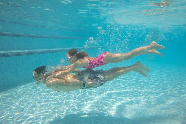 Unterwasser Foto Des Jungen Vaters Mit Kleinem Mädchen Schwimmbad — Stockfoto