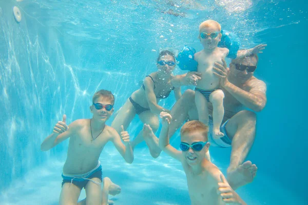 Undervattensfoto Stora Unga Familj Med Barn Poolen — Stockfoto