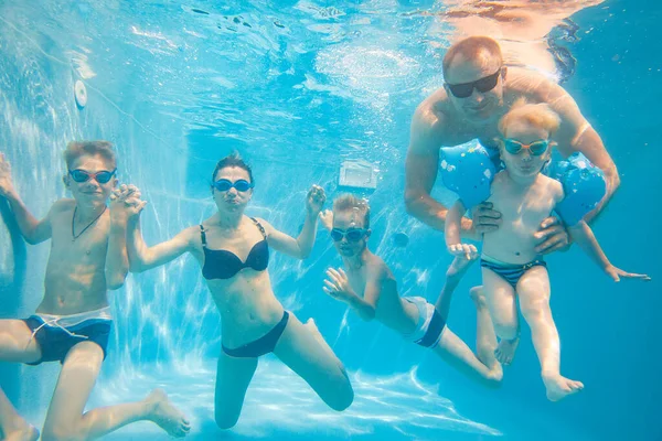 Underwater Photo Big Young Family Kids Swimming Pool — Stock Photo, Image