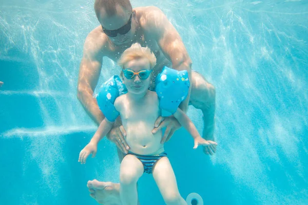 Foto Subaquática Jovem Pai Com Menino Piscina — Fotografia de Stock