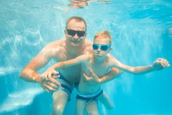 Podwodne Zdjęcie Młodego Taty Małym Chłopcem Basenie — Zdjęcie stockowe