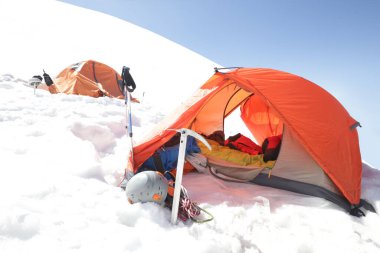 Kar dağlarında turist kampı.