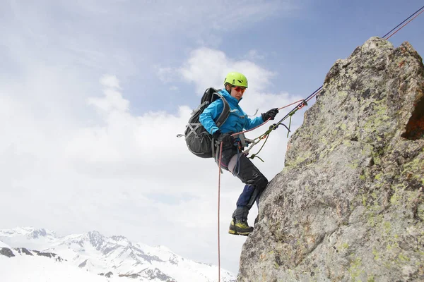 Mujer Montañera Desciende Montaña Fondo Del Cielo Azul —  Fotos de Stock