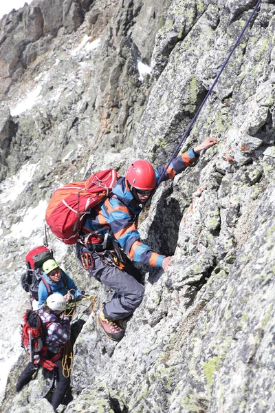 Άνθρωπος Ορειβάτης Τσεκούρι Αναρριχάται Στο Βράχο Στα Βουνά — Φωτογραφία Αρχείου