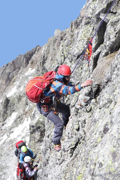 Homme Alpiniste Avec Piolet Grimpe Sur Rocher Montagne — Photo