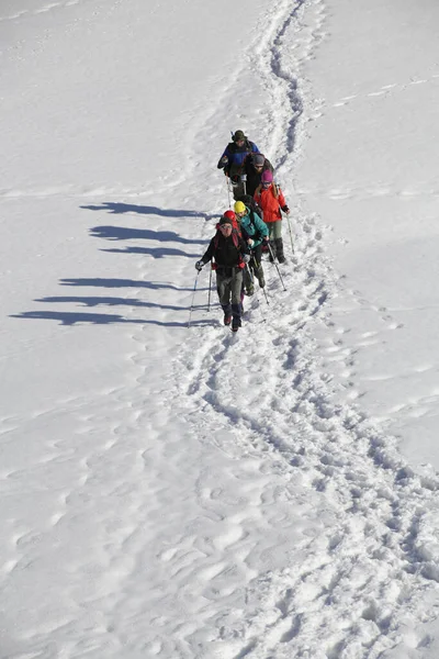 Group Mountaineers Backpacks Goes Snowy Slope Mountain — Stock Photo, Image