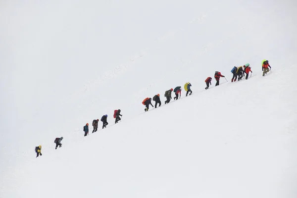 Grupo Montanhistas Com Mochilas Vai Longo Encosta Nevada Montanha — Fotografia de Stock