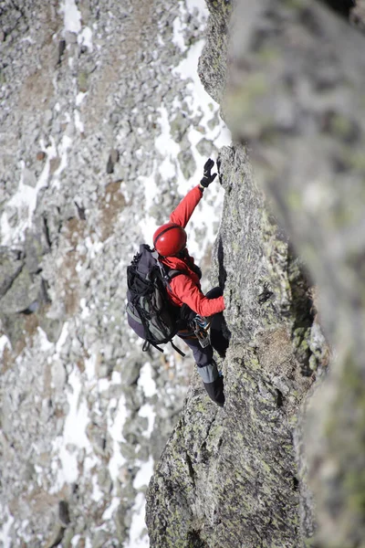Homme Alpiniste Avec Piolet Grimpe Sur Les Montagnes Enneigées — Photo