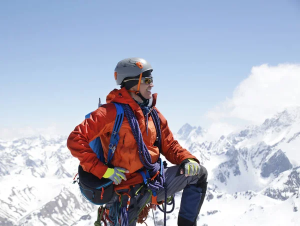 Alpiniste Sommet Une Montagne Arrière Plan Paysage Des Montagnes Enneigées — Photo