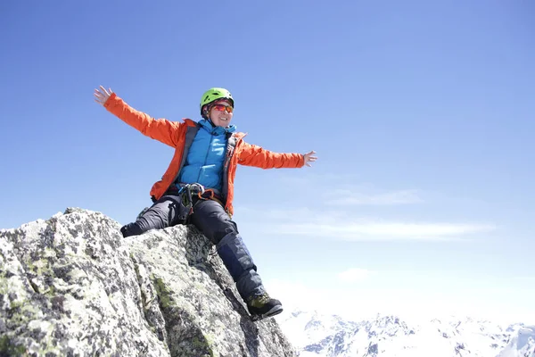 Αναρριχητική Γυναίκα Σκαρφαλώνει Στα Βουνά Φόντο Τοπίο Των Χιονισμένων Βουνών — Φωτογραφία Αρχείου
