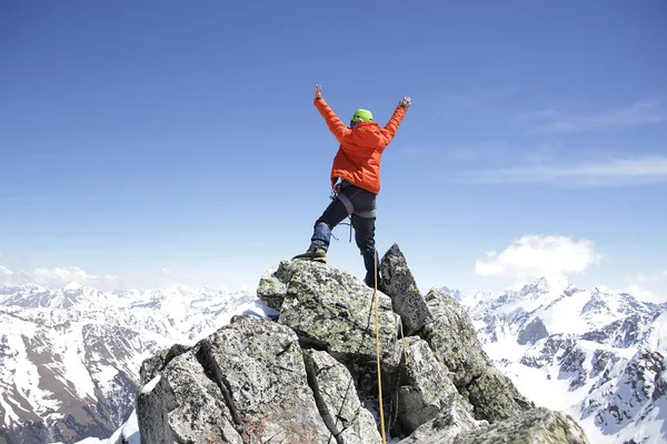 Bergsteigerin Steigt Vor Der Kulisse Der Verschneiten Berglandschaft Die Berge — Stockfoto