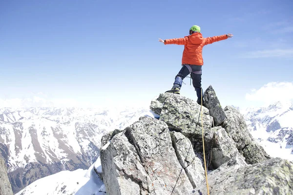 Climber Woman Climbs Mountains Backdrop Landscape Snowy Mountains — Stock Photo, Image