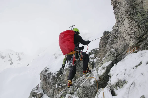 Άνθρωπος Ορειβάτης Τσεκούρι Αναρριχάται Στα Χιονισμένα Βουνά — Φωτογραφία Αρχείου