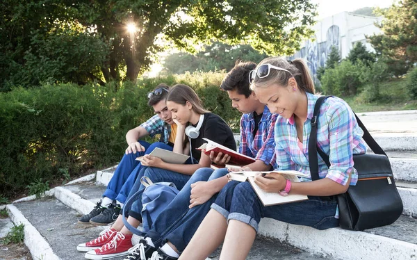 Gruppo Giovani Studenti Con Libri Gadget Seduti Sui Gradini Del — Foto Stock