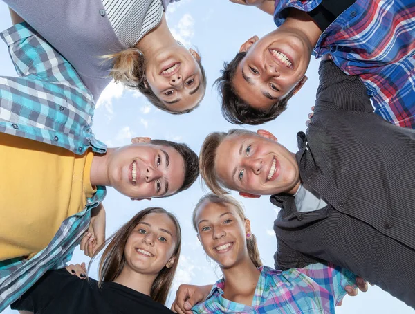 Retrato Grupo Jovens Amigos Estudantes — Fotografia de Stock