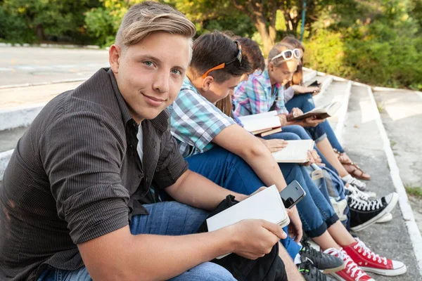 Fiatal Diákok Csoportja Könyvek Kütyük Ülnek Lépcsőn Parkban — Stock Fotó