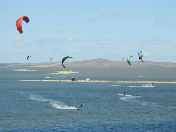 Jovens Estão Kitesurf Mar Largo Costa Arenosa — Fotografia de Stock