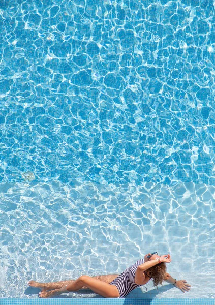 Yioung Vrouw Bikini Ontspannen Het Zwembad — Stockfoto