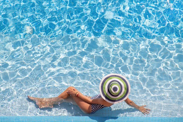Nerozpoznatelná Žena Velkém Klobouku Relaxující Bazénu — Stock fotografie