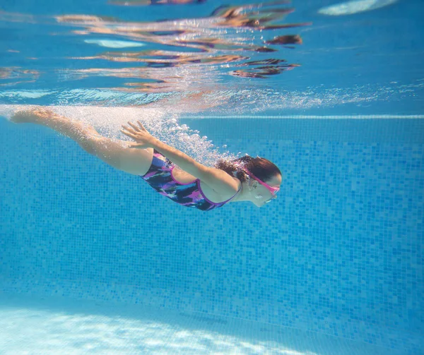 Adolescentes Nadando Piscina Foto Bajo Agua —  Fotos de Stock