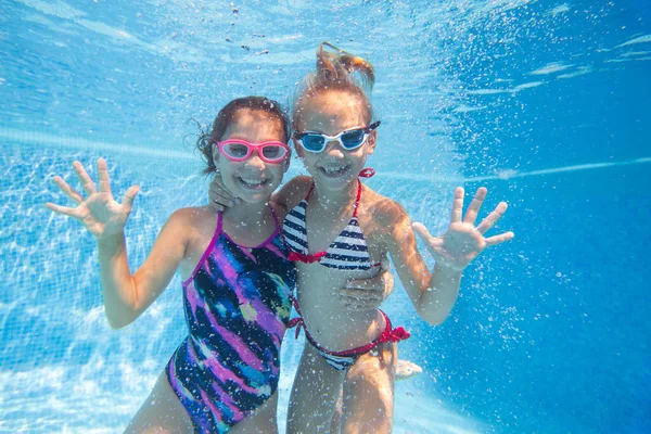 Duas Meninas Nadando Piscina Sob Foto Água — Fotografia de Stock