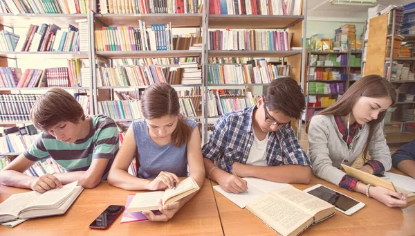 Група Студентів Які Займаються Навчанням Столом Бібліотеці — стокове фото