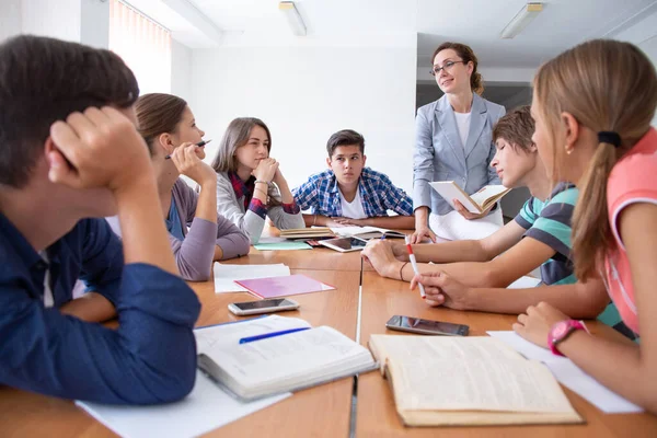 Grupo Alunos Ouvindo Professor Sala Aula Escola — Fotografia de Stock