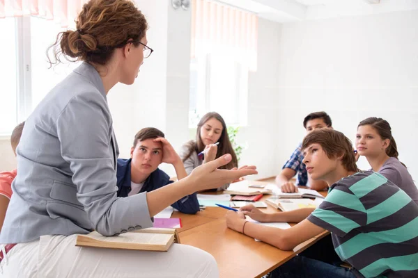 Grupp Elever Lyssnar Läraren Klassrummet Skolan — Stockfoto