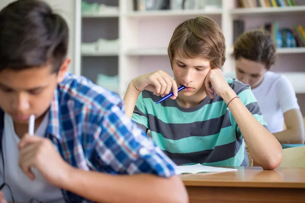 Pojkstudent Engagerad Lärande Vid Skrivbordet Klassrummet — Stockfoto