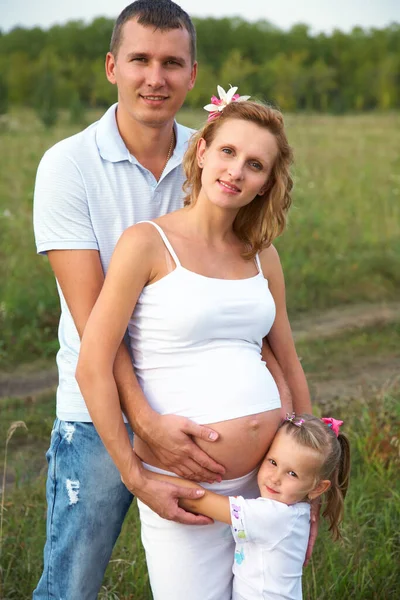 Família Com Mãe Esperando Ter Tempo Feliz Livre — Fotografia de Stock