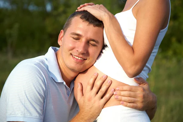 Счастливая Беременная Женщина Муж Обнимает Живот — стоковое фото