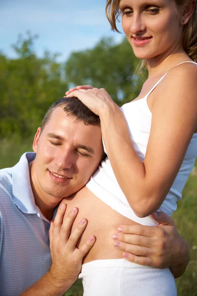 Gelukkig Zwanger Vrouw Haar Man Omarmen Haar Buik — Stockfoto